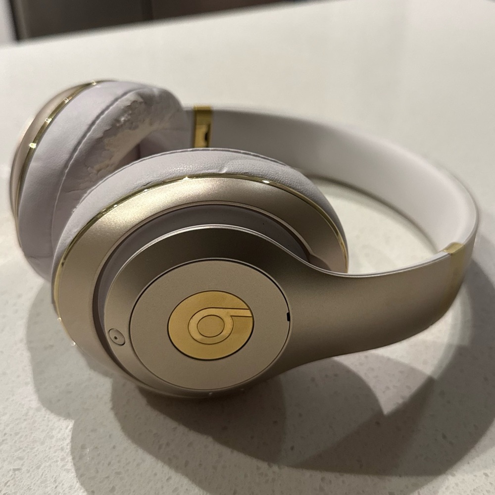 Beats by Dre Studio Over-Ear Headphones - Gold and White - Picture 4 of 5